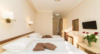 Гостиница Сад Сочи Двухместный номер с 2 отдельными кроватями и видом на море-1